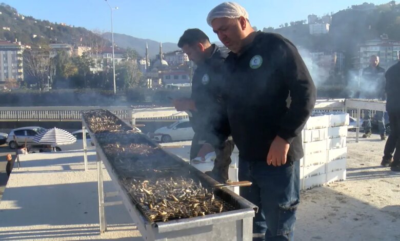 Rize’deki Hamsi Festivali’nde 2 Ton Hamsi Tüketildi Rize’deki Hamsi Festivali’nde 2 Ton Hamsi Tüketildi