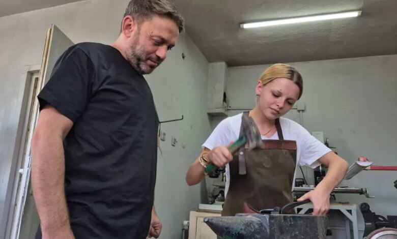 Usta Sanatçı, Kızına Zanaatını Aktarıyor Usta Sanatçı, Kızına Zanaatını Aktarıyor