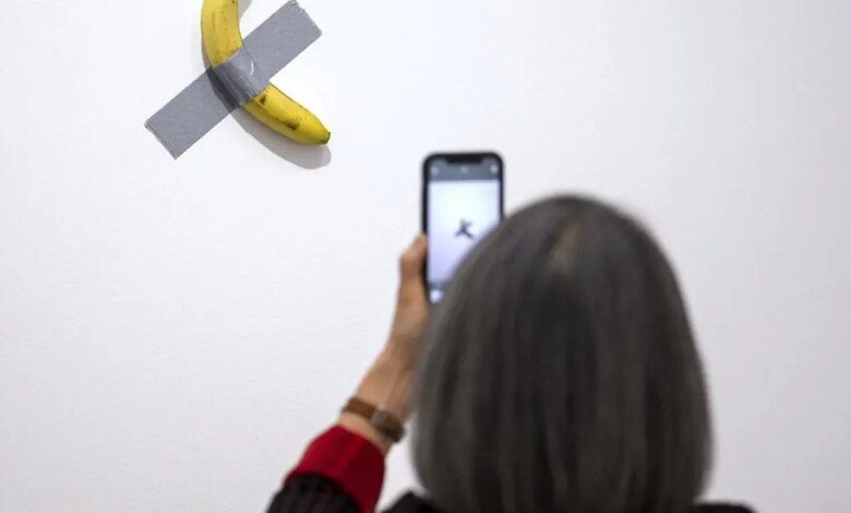 Müzede sergilenen muz tekrar yendi, müze müdahale etti Müzede sergilenen muz tekrar yendi, müze müdahale etti